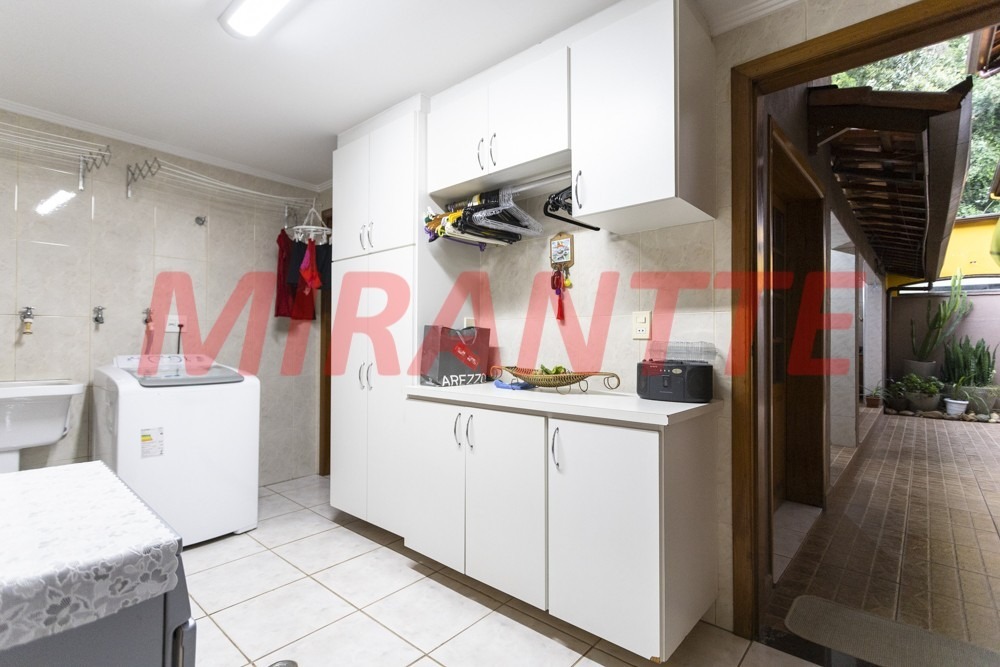 Cond. fechado de 320m² com 4 quartos em Tremembe