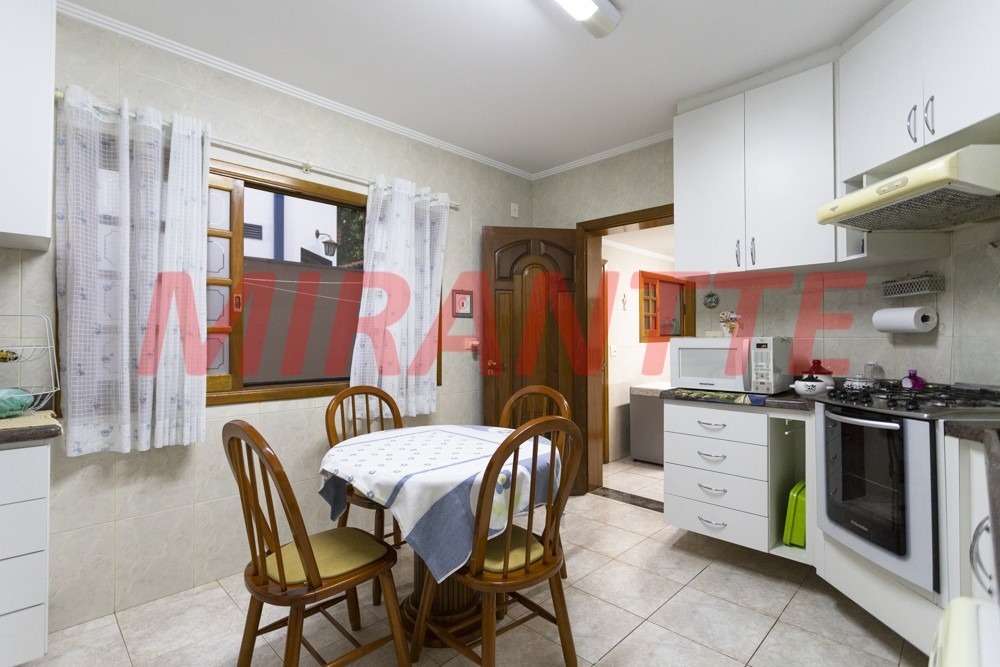 Cond. fechado de 320m² com 4 quartos em Tremembe
