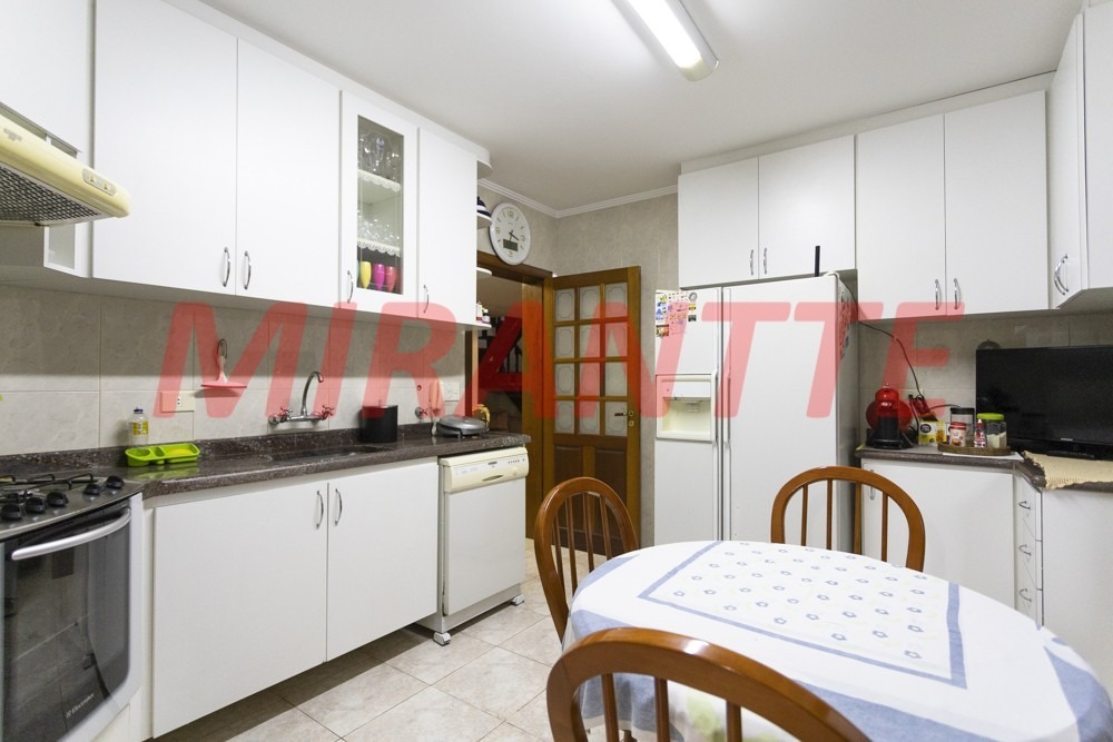 Cond. fechado de 320m² com 4 quartos em Tremembe