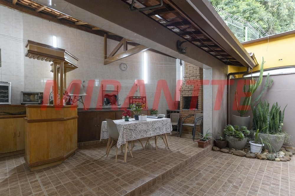 Cond. fechado de 320m² com 4 quartos em Tremembe