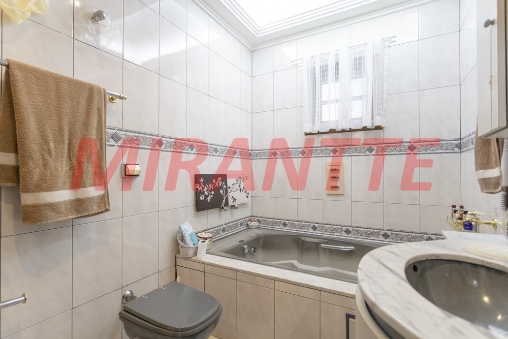 Cond. fechado de 320m² com 4 quartos em Tremembe