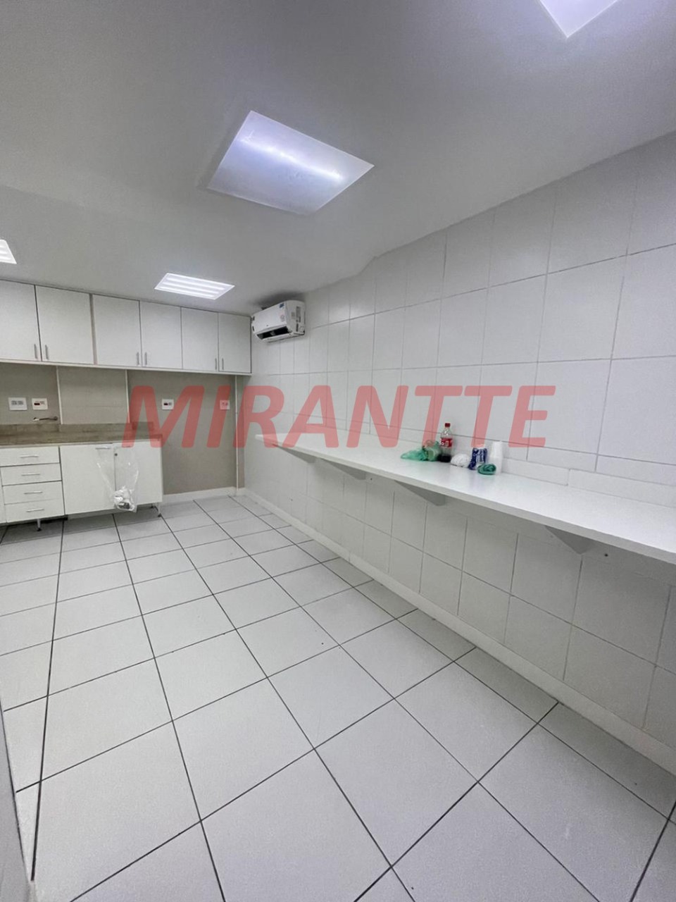 Comercial de 970m² em Santana