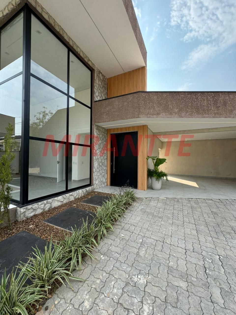 Cond. fechado de 260m² com 4 quartos em Chácaras Maringá
