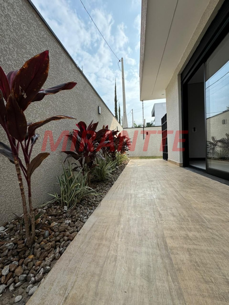 Cond. fechado de 260m² com 4 quartos em Chácaras Maringá