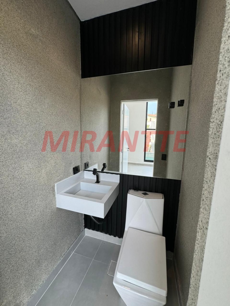 Cond. fechado de 260m² com 4 quartos em Chácaras Maringá