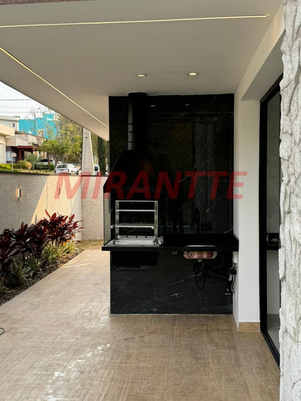 Cond. fechado de 260m² com 4 quartos em Chácaras Maringá