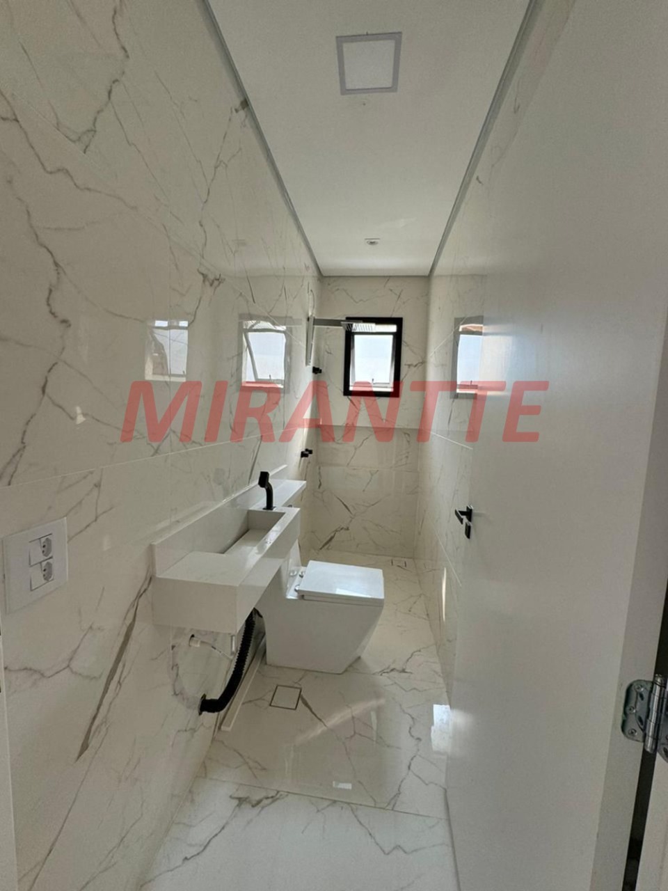 Cond. fechado de 260m² com 4 quartos em Chácaras Maringá