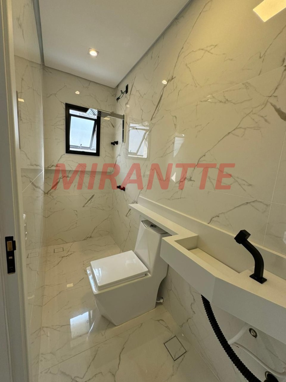 Cond. fechado de 260m² com 4 quartos em Chácaras Maringá
