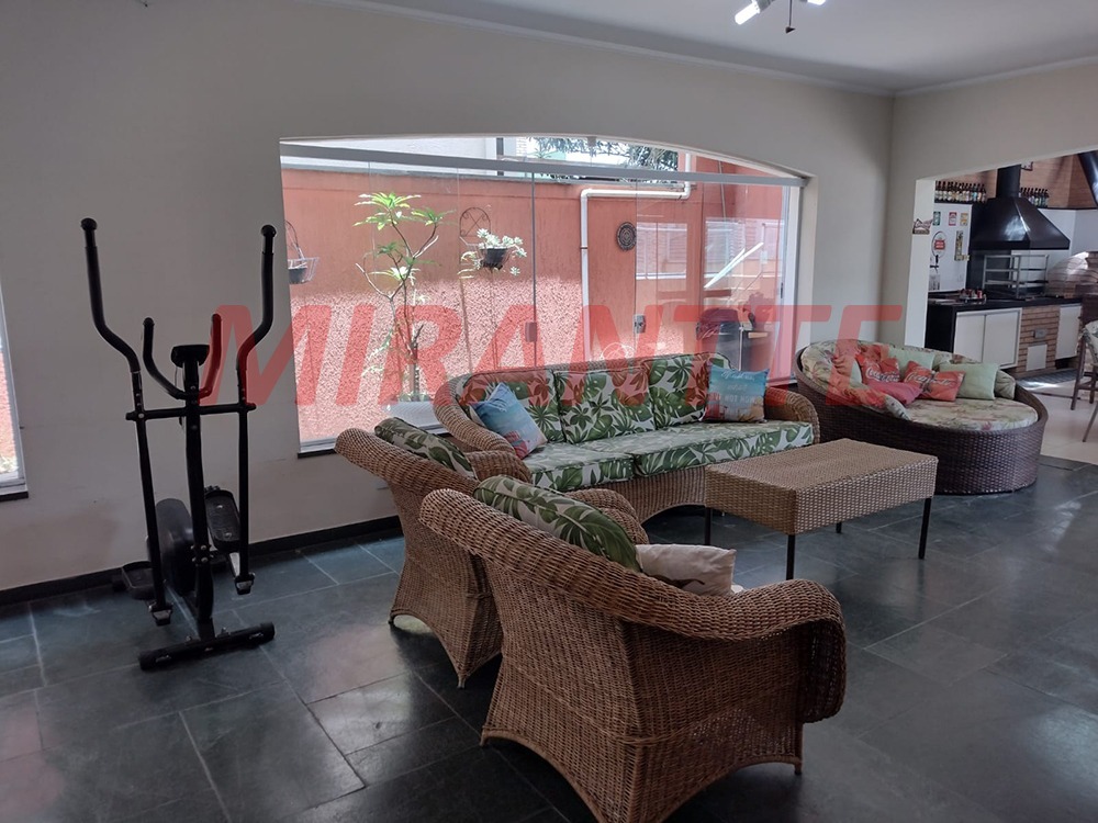 Cond. fechado de 360m² com 4 quartos em Barro Branco (Zona Norte)