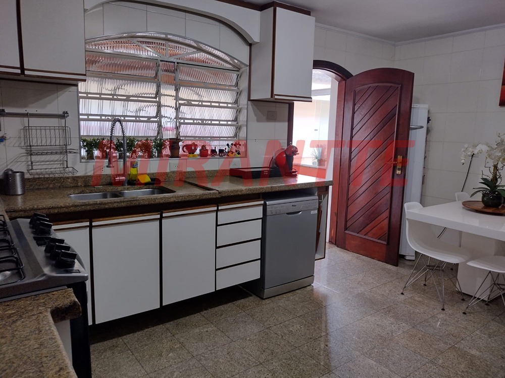 Cond. fechado de 360m² com 4 quartos em Barro Branco (Zona Norte)