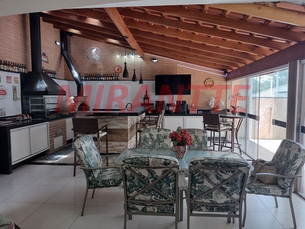 Cond. fechado de 360m² com 4 quartos em Barro Branco (Zona Norte)