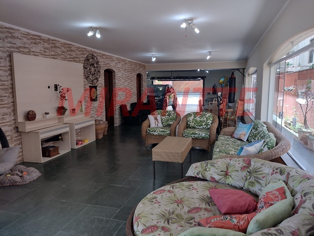 Cond. fechado de 360m² com 4 quartos em Barro Branco (Zona Norte)
