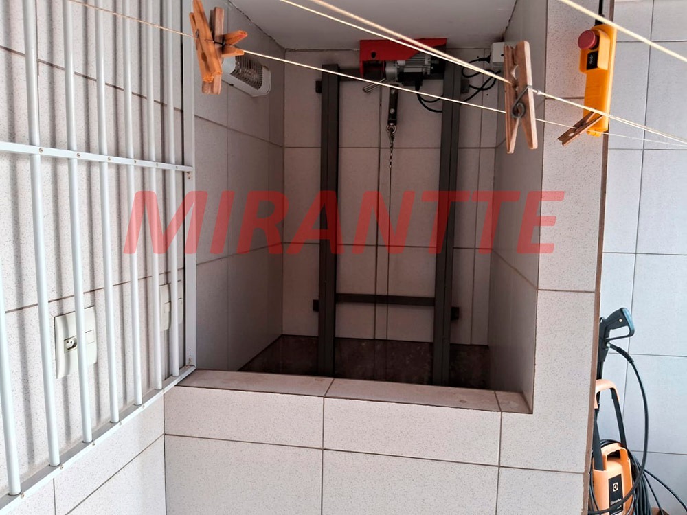 Cond. fechado de 182m² com 3 quartos em Santa Teresinha