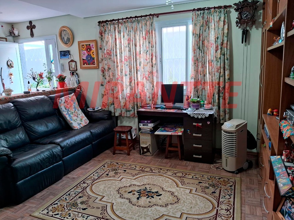 Cond. fechado de 182m² com 3 quartos em Santa Teresinha