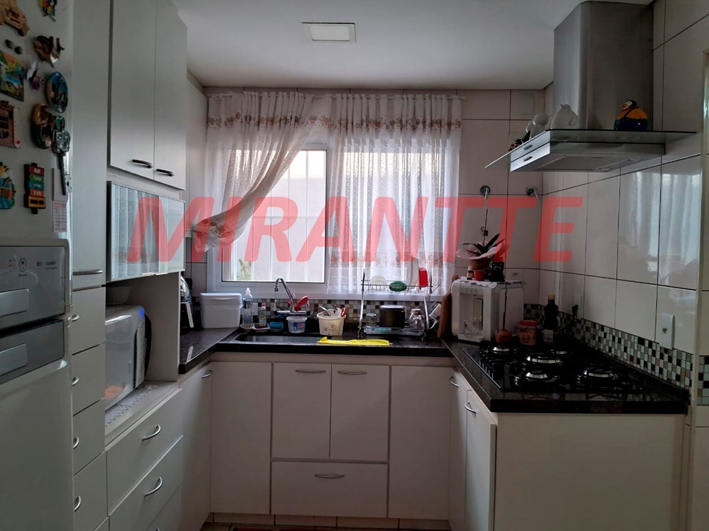 Cond. fechado de 182m² com 3 quartos em Santa Teresinha