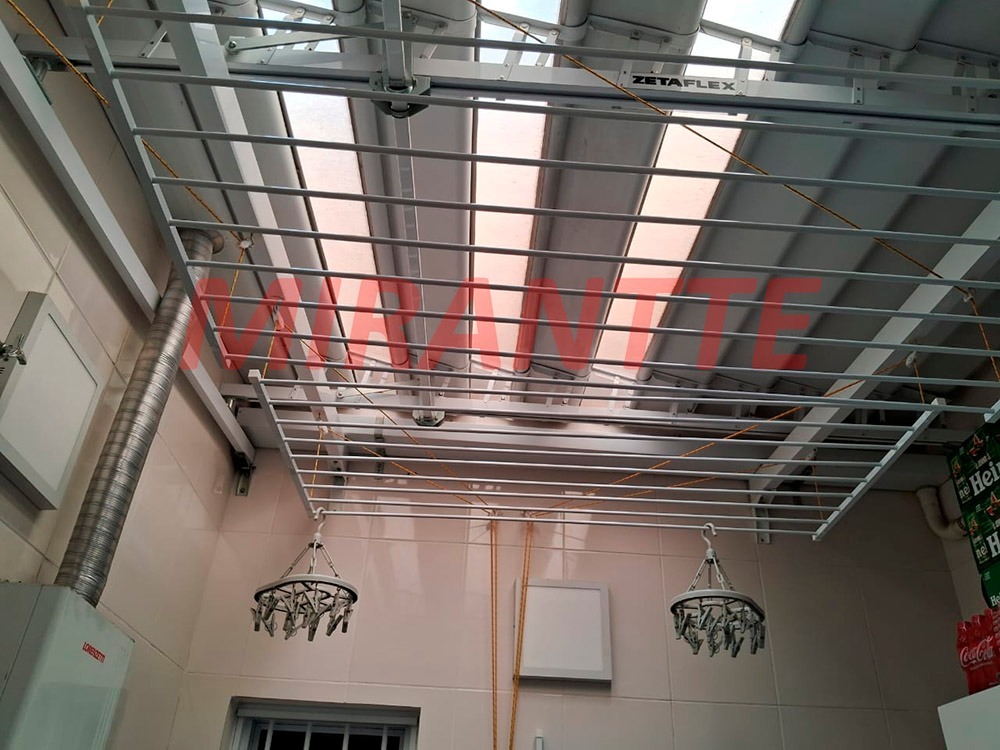 Cond. fechado de 130m² com 3 quartos em Santa Teresinha