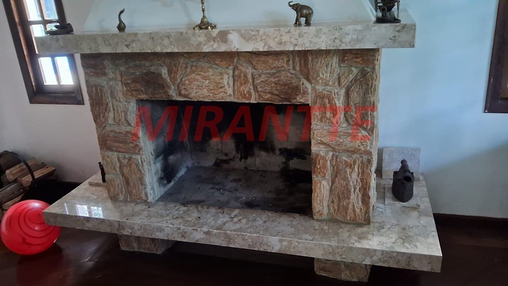 Cond. fechado de 430m² com 3 quartos em Serra da Cantareira