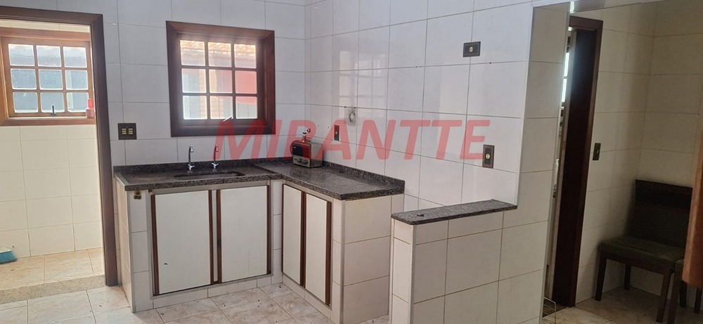 Sobrado de 169m² com 4 quartos em Água Fria