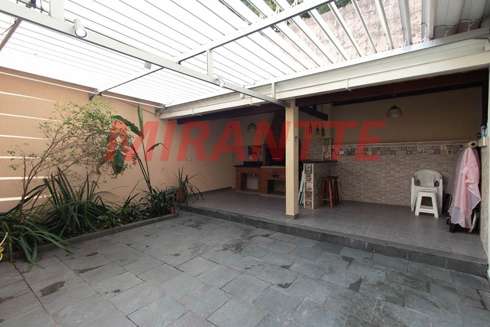 Sobrado de 208m² com 4 quartos em Vila Mazzei