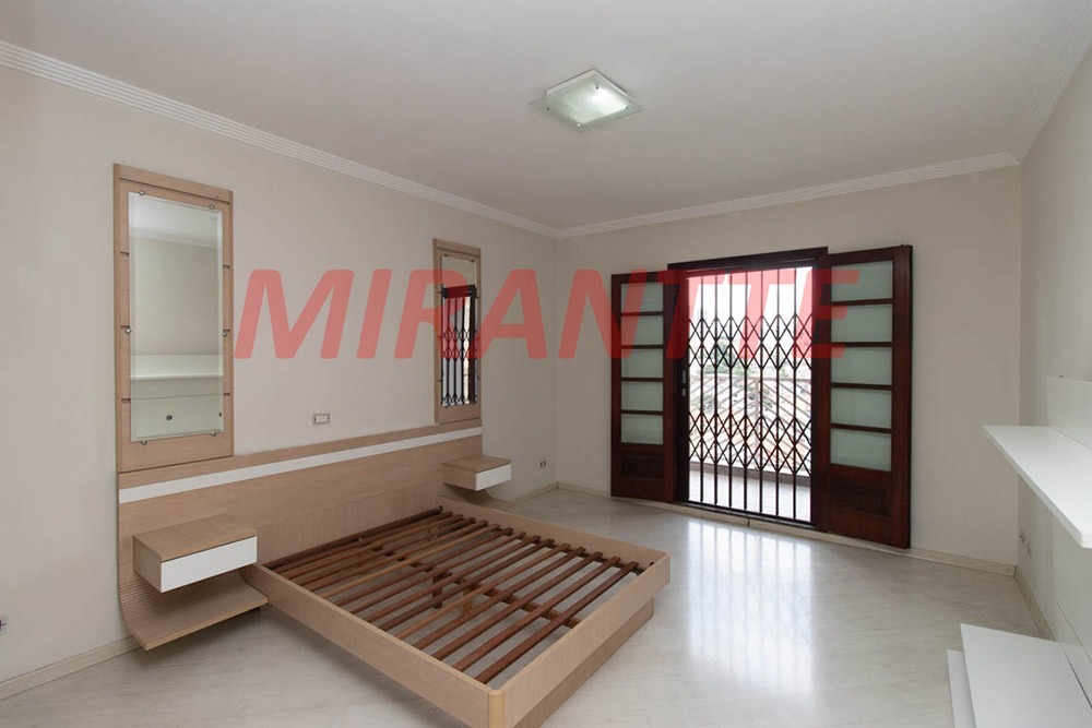 Sobrado de 208m² com 4 quartos em Vila Mazzei