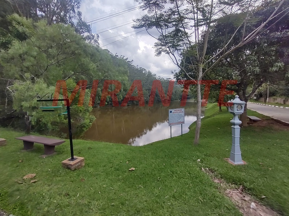 Cond. fechado de 272.23m² com 4 quartos em lago do imperador