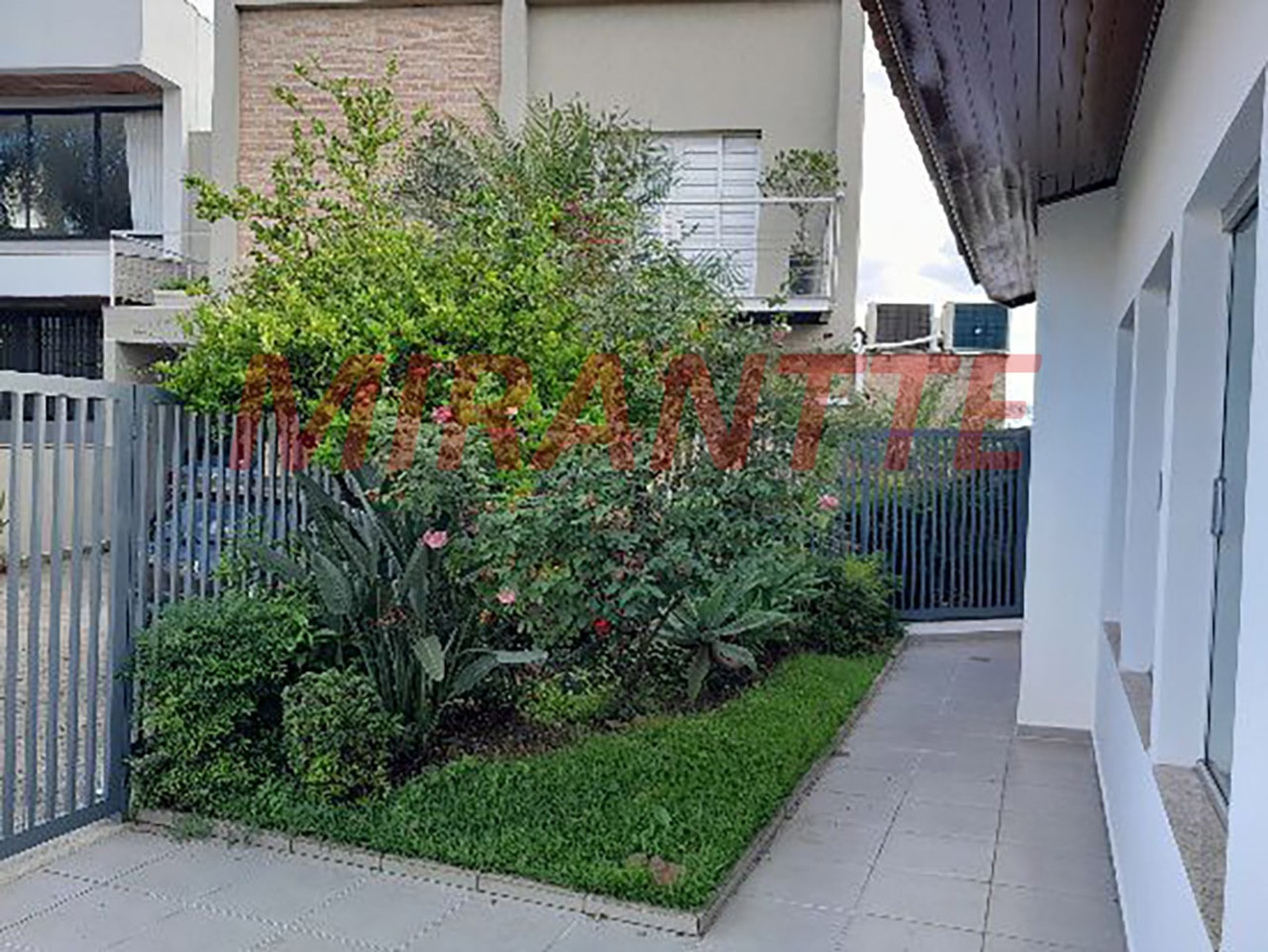 Cond. fechado de 411m² com 4 quartos em Santana
