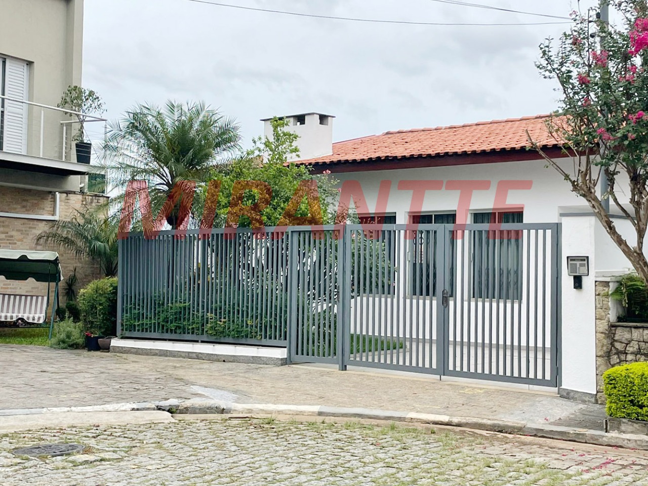 Cond. fechado de 411m² com 4 quartos em Santana