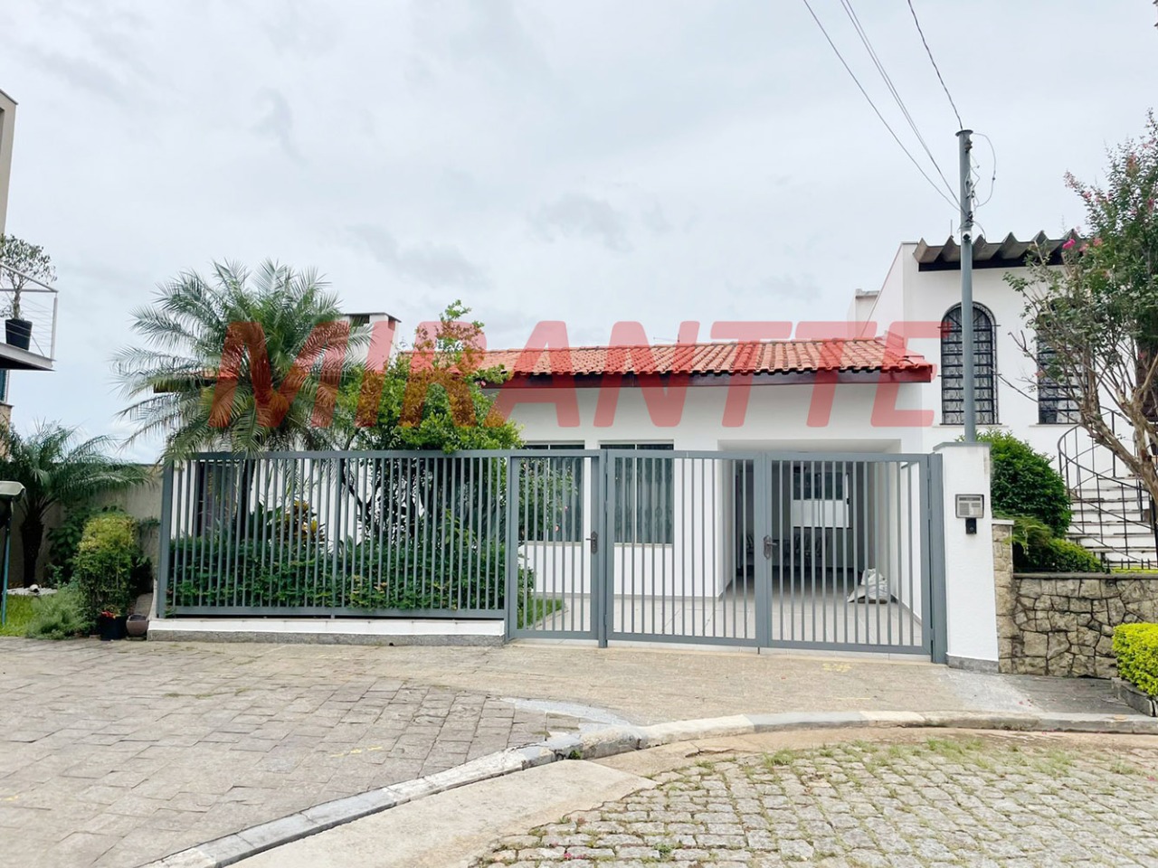 Cond. fechado de 411m² com 4 quartos em Santana