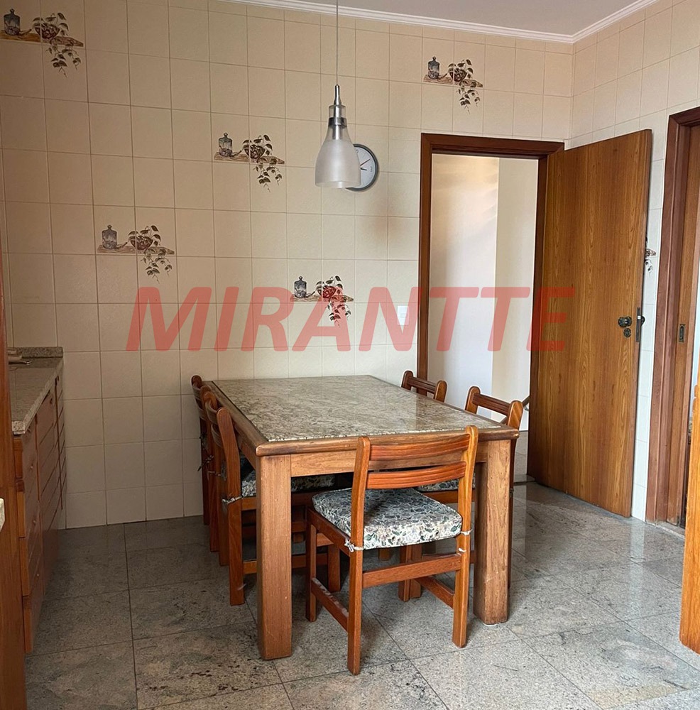 Cond. fechado de 411m² com 4 quartos em Santana
