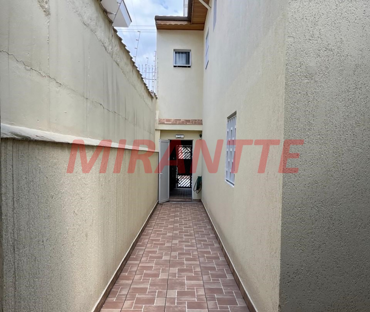Sobrado de 110m² com 3 quartos em Água Fria
