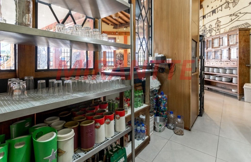 Comercial de 403m² em Limão