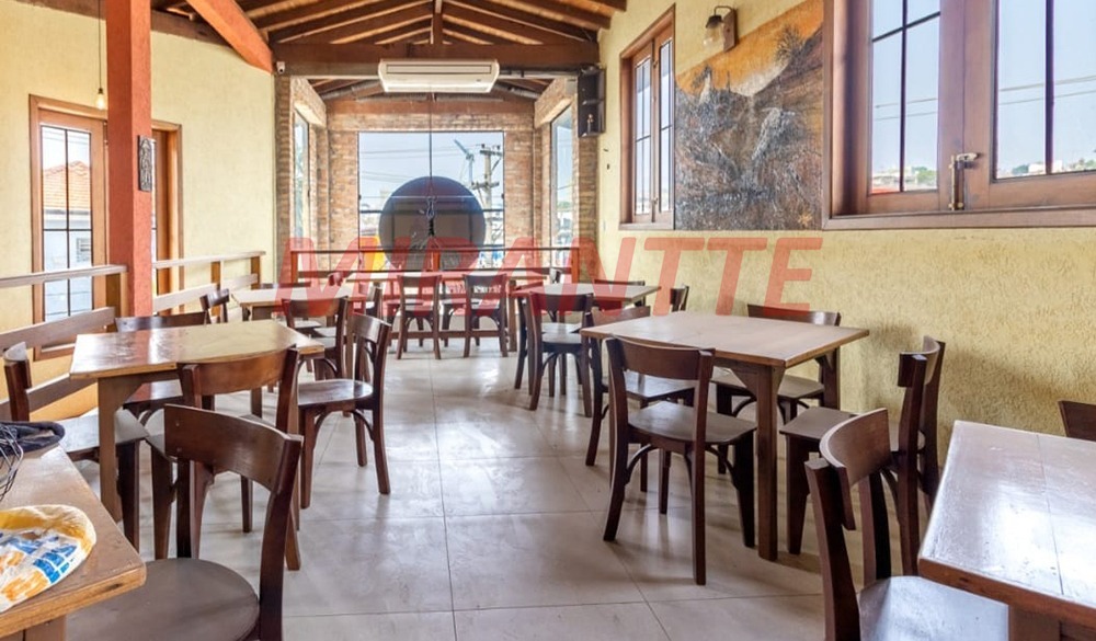 Comercial de 403m² em Limão