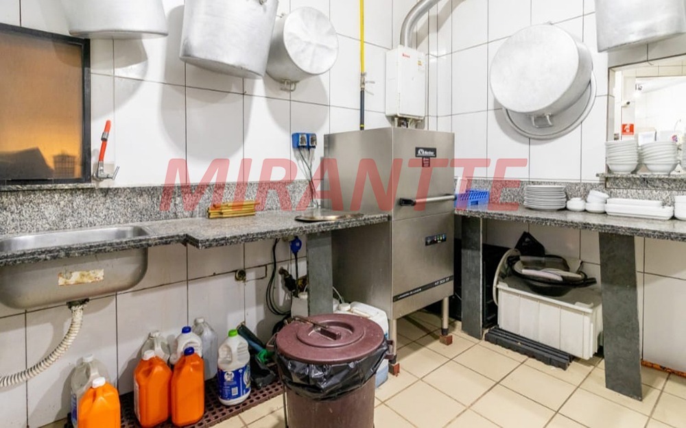 Comercial de 403m² em Limão