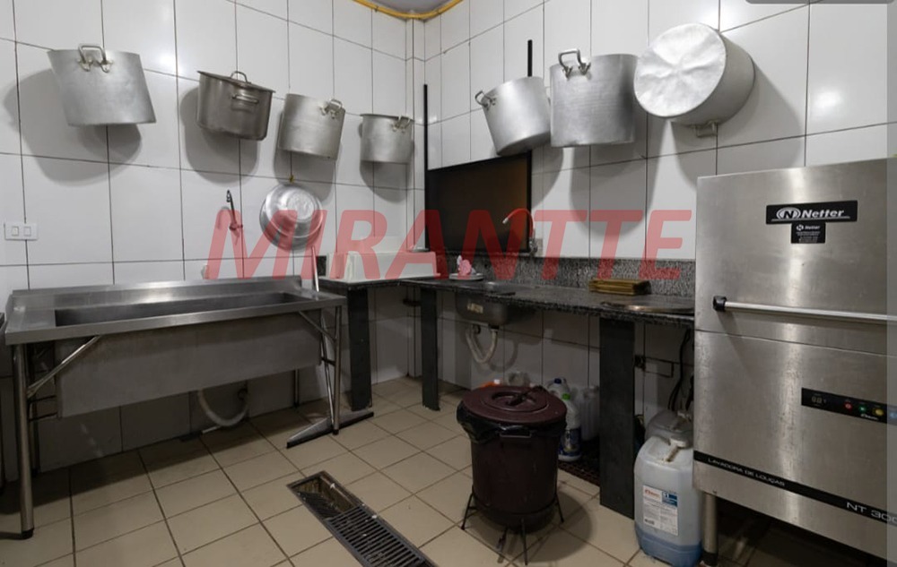 Comercial de 403m² em Limão