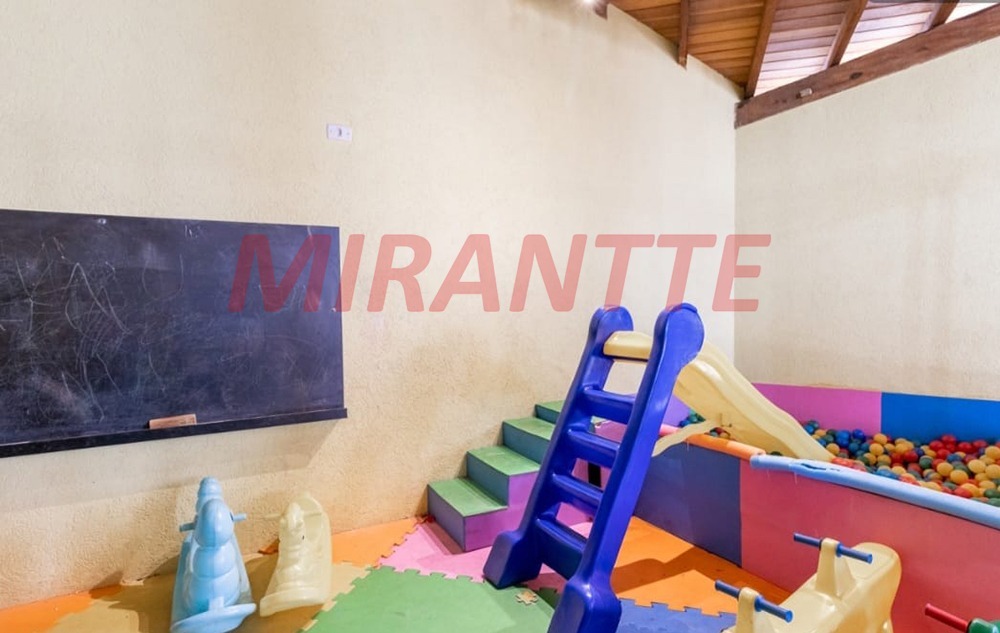 Comercial de 403m² em Limão