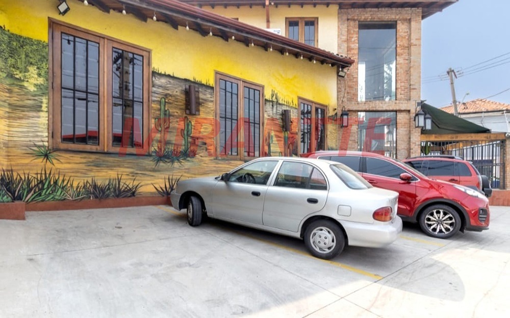 Comercial de 403m² em Limão