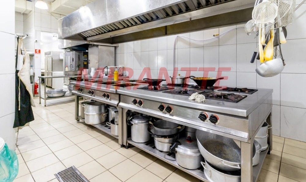 Comercial de 403m² em Limão