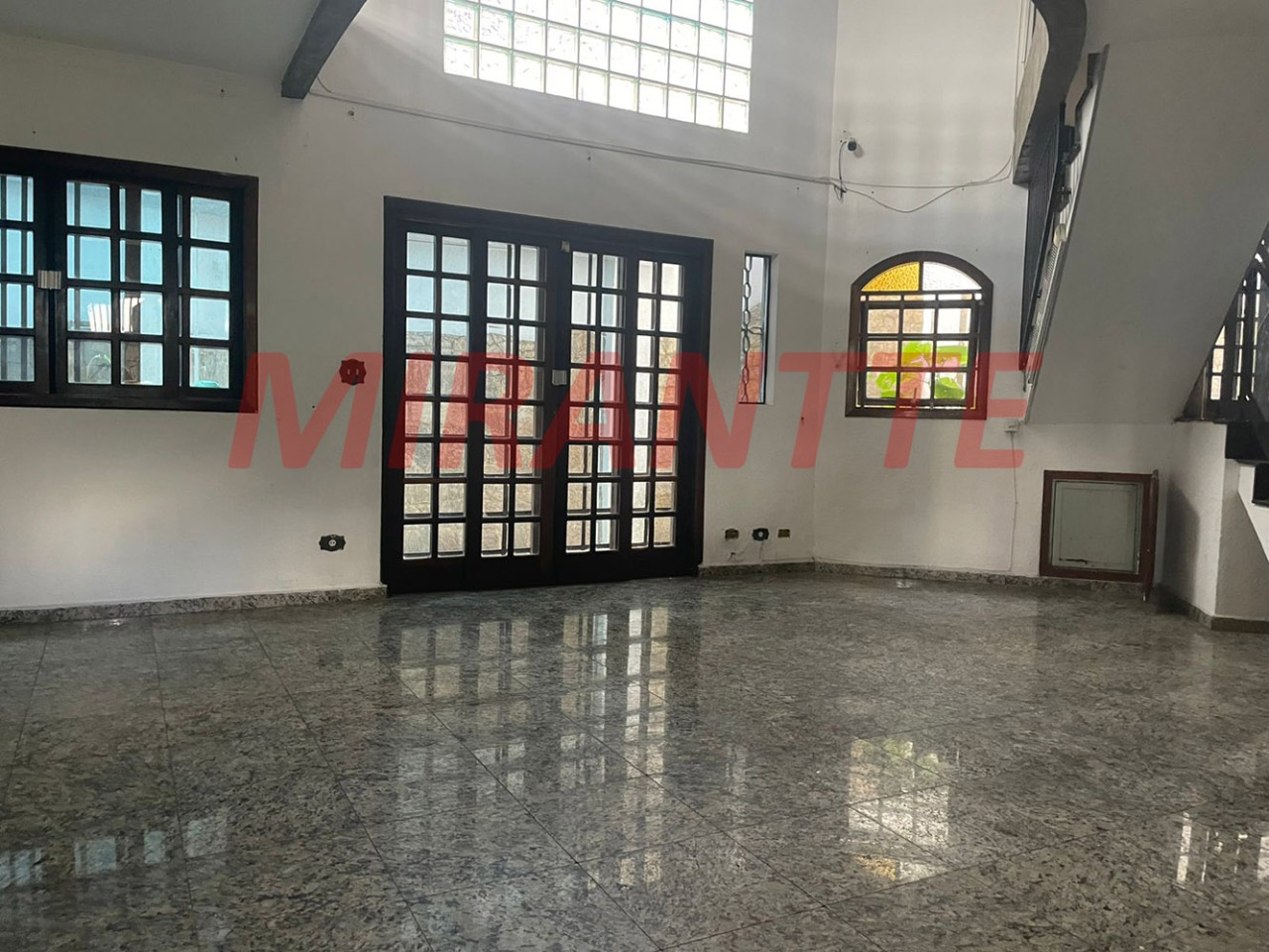 Sobrado de 281m² com 4 quartos em Água Fria