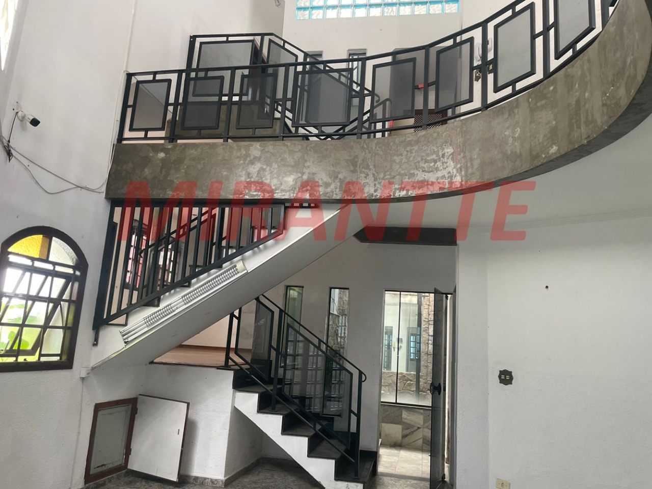 Sobrado de 281m² com 4 quartos em Água Fria