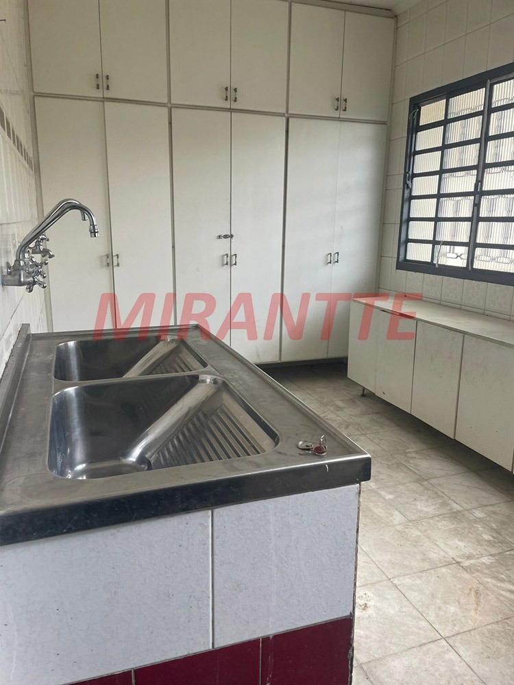 Sobrado de 281m² com 4 quartos em Água Fria