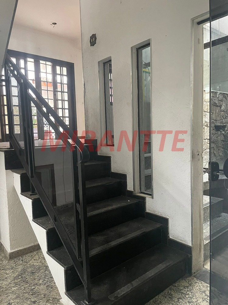Sobrado de 281m² com 4 quartos em Água Fria