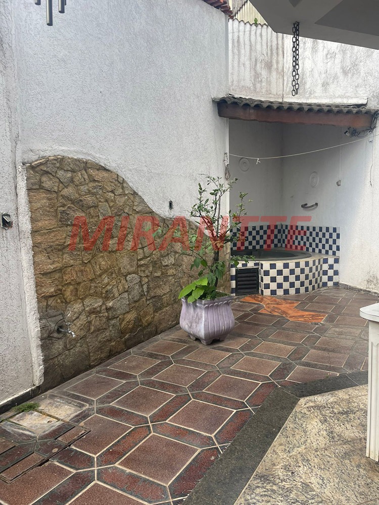 Sobrado de 281m² com 4 quartos em Água Fria