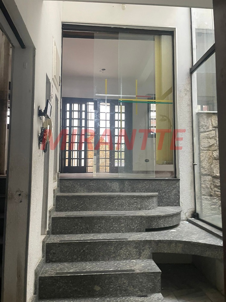 Sobrado de 281m² com 4 quartos em Água Fria