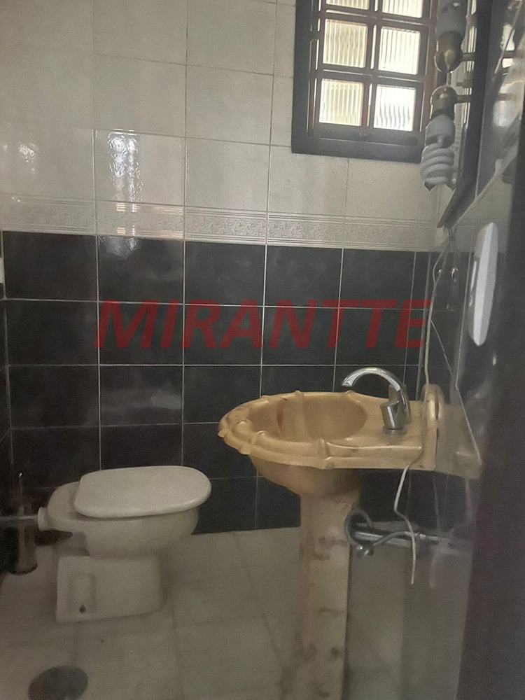 Sobrado de 281m² com 4 quartos em Água Fria