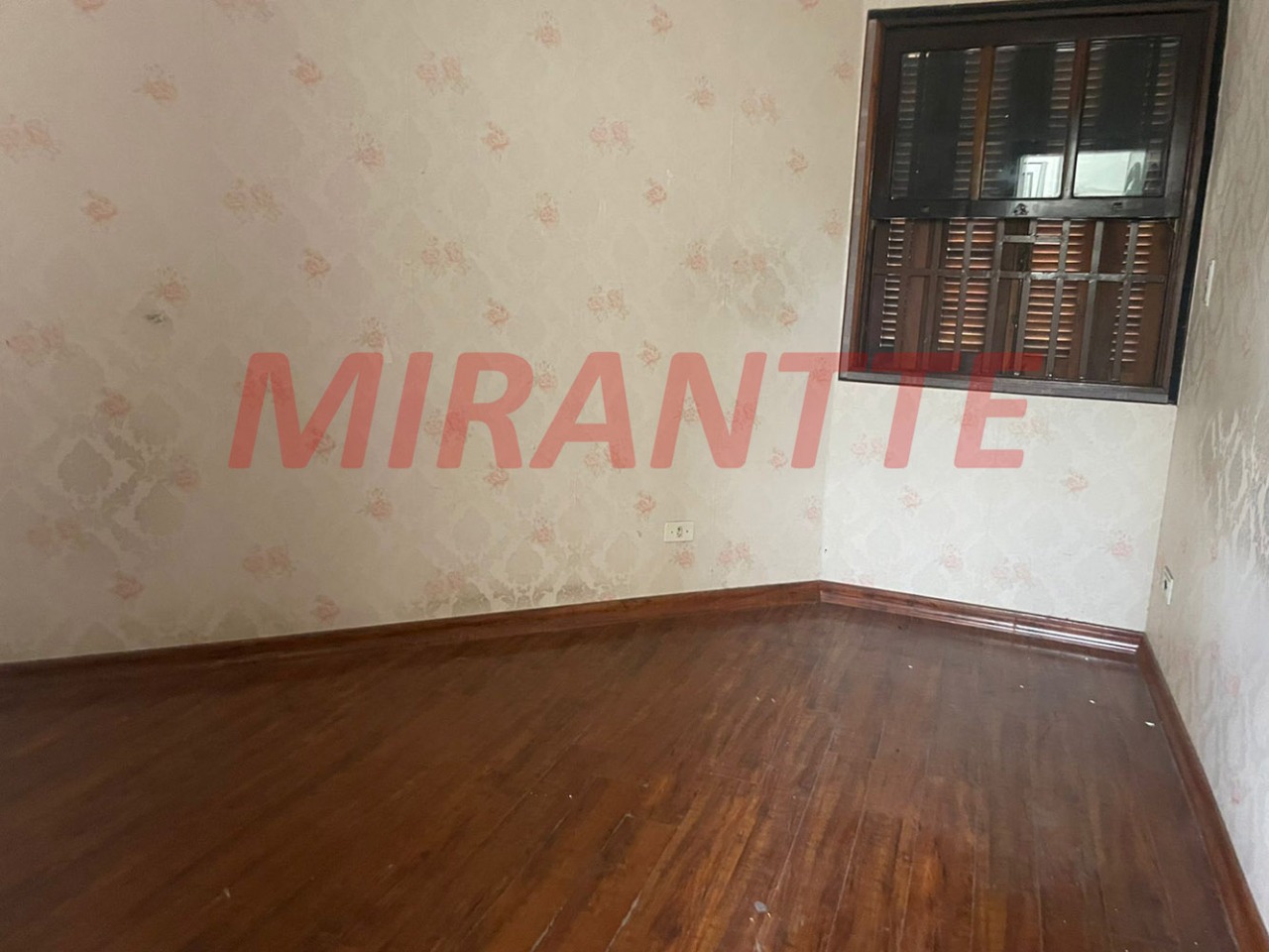 Sobrado de 281m² com 4 quartos em Água Fria