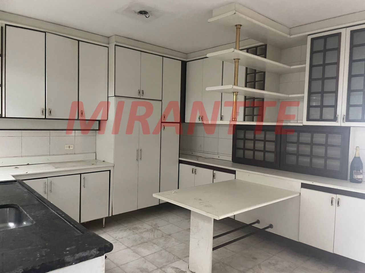 Sobrado de 281m² com 4 quartos em Água Fria