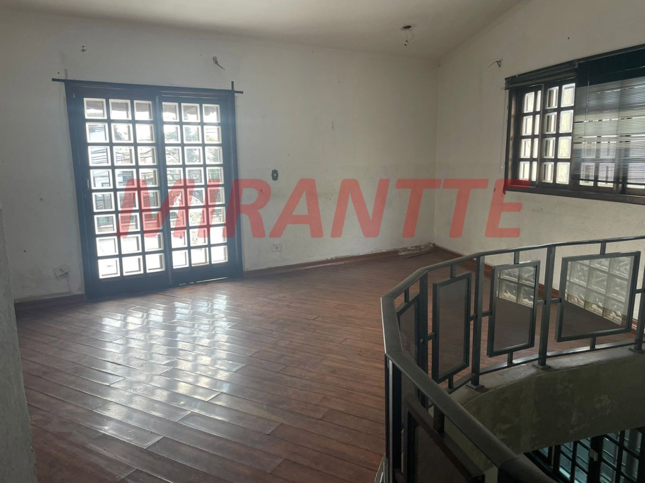 Sobrado de 281m² com 4 quartos em Água Fria