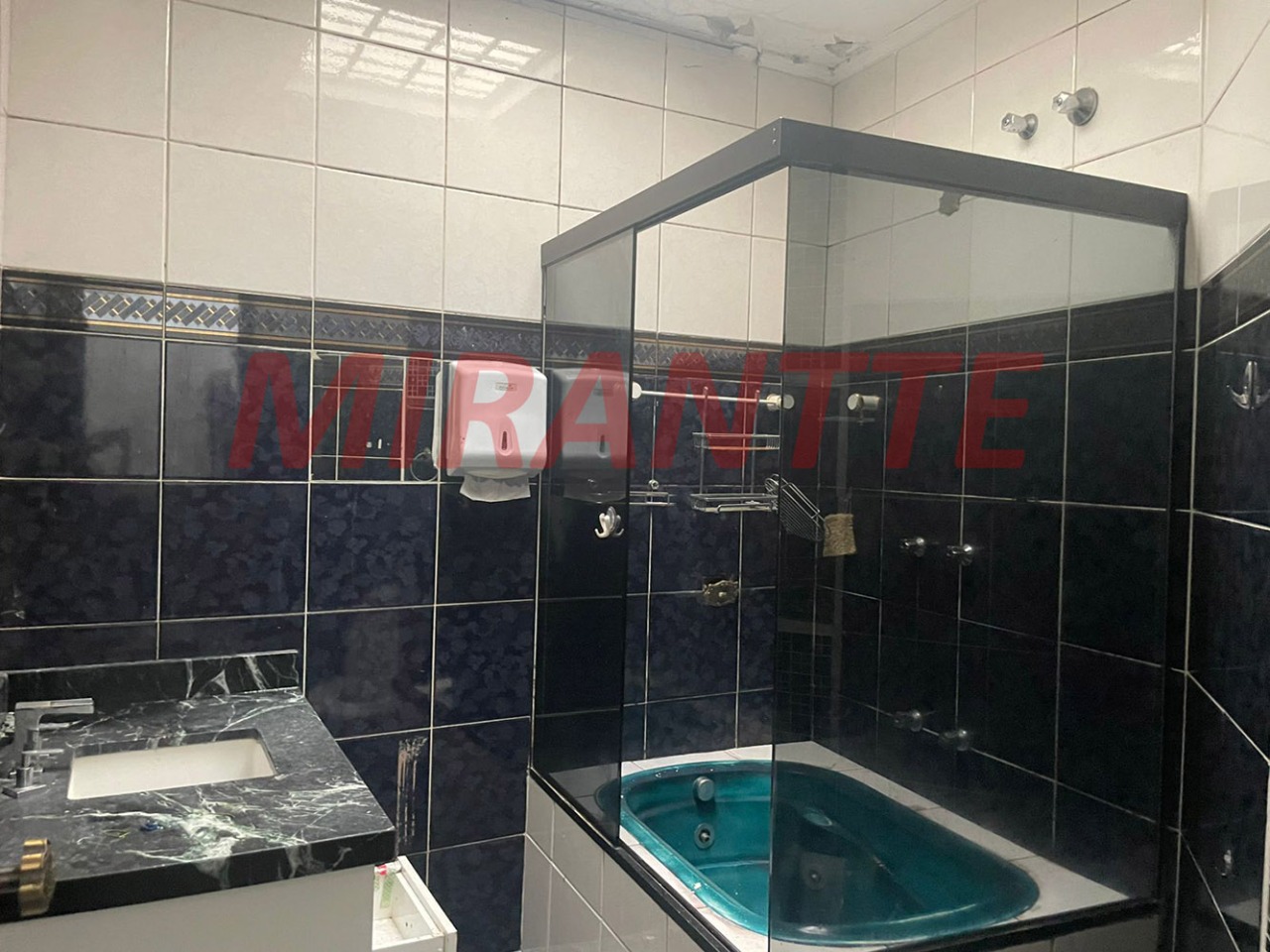 Sobrado de 281m² com 4 quartos em Água Fria