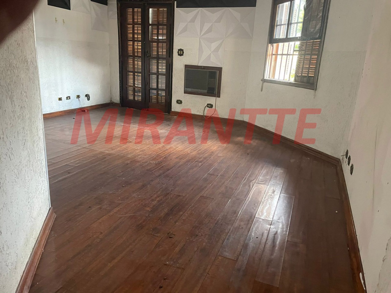 Sobrado de 281m² com 4 quartos em Água Fria