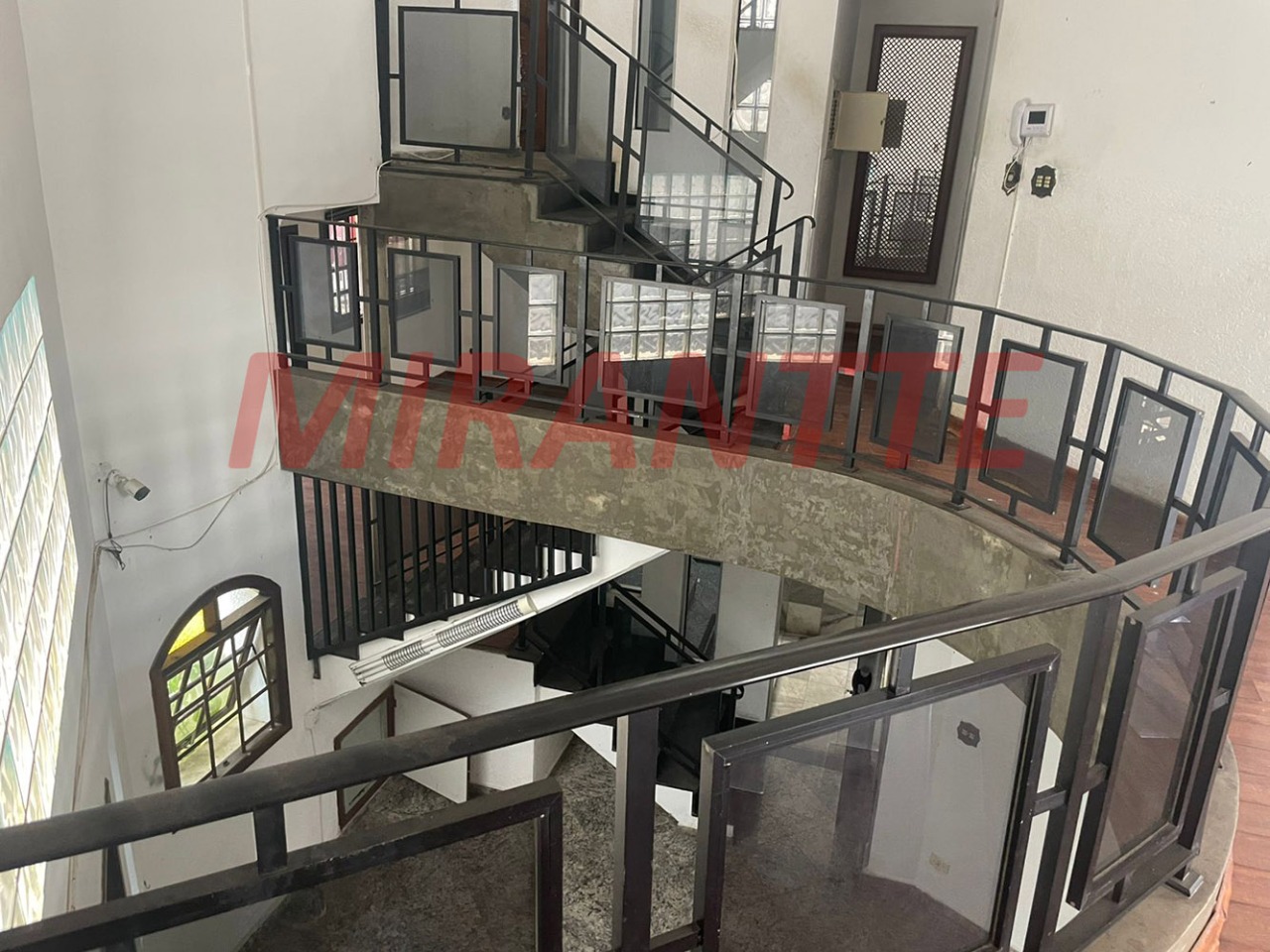 Sobrado de 281m² com 4 quartos em Água Fria